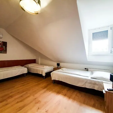 Retro Szallas, Torony