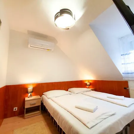 Retro Szallas, Torony