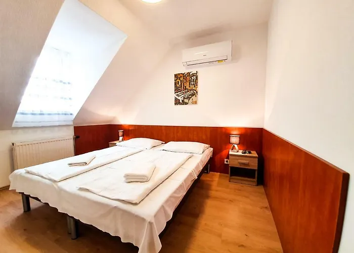 Retro Szallas, Torony