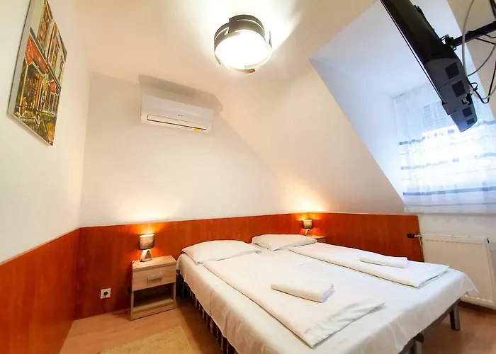 Retro Szallas, Torony